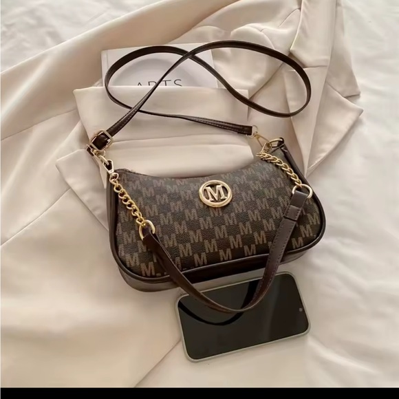 Brown Shoulder Bag with Gold Chain - Picture 2 of 3